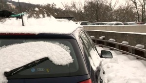 Neodhrnutý sneh na autách sa na ceste stáva nebezpečným