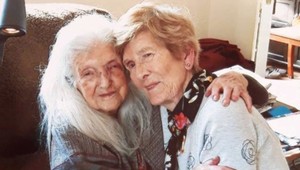 Neuveriteľné stretnutie. Celý život hľadala svoju matku, stretla sa s ňou v 81 rokoch