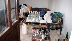 Rozsiahly zásah kriminalistov. V dome plnom drog a alkoholu bývalo aj 2-ročné dieťa