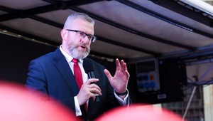 Europoslanca Brauna obžalovali za incidenty na verejných miestach