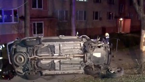 Vodič skončil s autom na frekventovanom chodníku. Za nehodu podľa jeho slov môže mačka