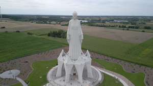 Poľsko dokončuje najvyššiu sochu Panny Márie v Európe. Monument meria viac ako 54 metrov