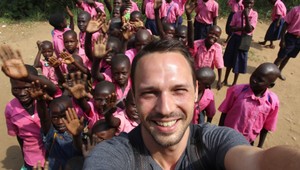 Pyco pomáhal v Ugande: Toaleta v škole je pre 363 dievčat