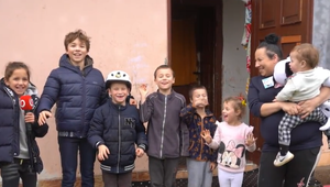 Darované Vianoce TV JOJ: Rodine so siedmimi deťmi nezostávajú peniaze na drevo. Vďaka darcovi mali Vianoce aj s darčekmi