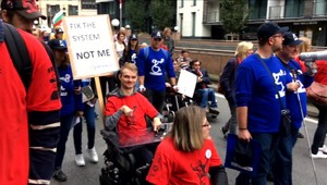 Stovky vozíčkarov zablokovali v Bruseli dopravu. Sú nespokojní s podmienkami v Európskej únii