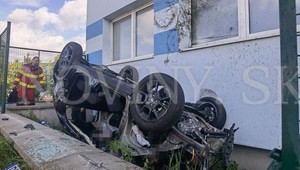 Auto katapultovalo do vzduchu a narazilo do steny. Nehodu neprežil spolujazdec