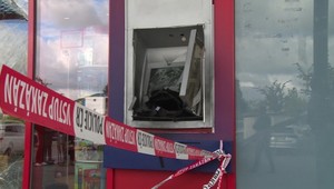 Odpaľovali bankomaty v Česku aj na Slovensku. Policajti dolapili trojicu mužov