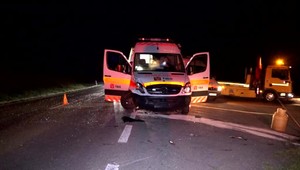 Zrážka sanitky s autom. Traja mladí ľudia vyleteli z cesty