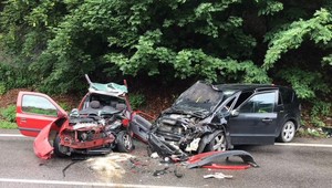 Čelná zrážka dvoch áut si vyžiadal sedem zranených. Jednu osobu z auta vyslobodzovali