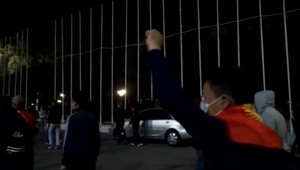 Demonštranti zaútočili na budovu parlamentu kvôli výsledku volieb, hlásia jedného mŕtveho