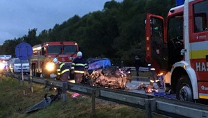Tragická nehoda. Po zrážke s autobusom zomreli v aute dve deti aj ich rodičia