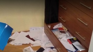 Matka bola s dcérou na liečení, keď im niekto vykradol dom. Polícia zistila, že to bol sused