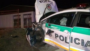Vážna nehoda policajtov. Vo veľkej rýchlosti do nich vrazil mladý vodič