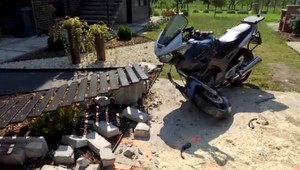 S vyše dvomi promile posadil na motorku seba aj kamarátku. Nezvládol zákrutu a skončil v záhrade domu