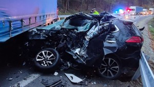 Hrozivá dopravná nehoda: Zrazil sa kamión s osobným autom