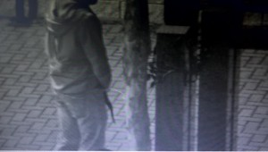 Prípadov močenia na verejnosti extrémne narastá. Policajtom pomáha kamera