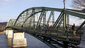 V Štúrove zrušili úrad, zamestnanci stále dostávajú plat