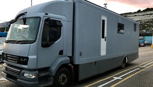 Pár prestaval starý kamión na moderný domov