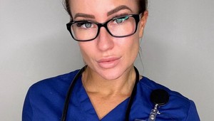 Cez deň zdravotná sestra a v noci? Kráska si zabezpečila rozprávkový život