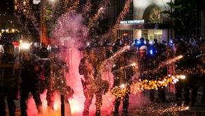 Pozostalí zabitého Afroameričana si objednali vlastnú pitvu, odporuje tej oficiálnej