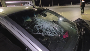 Opitý tínedžer (16) bez vodičáku narazil do múru. Spolujazdec skončil v nemocnici