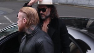 Komik a herec Russell Brand poprel nové obvinenia zo znásilnenia a napadnutia