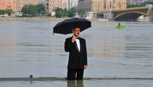 Umelec? Novozámčan s dáždnikom v rozvodnenom Dunaji
