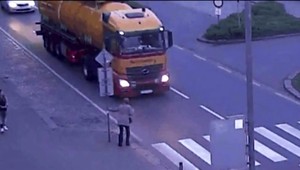 Žena spadla pred kamión, bola opitá