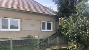 V záhrade našli mŕtveho 62-ročného muža. Na tele mal bodné rany