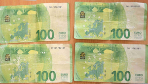 Piati mladíci chceli zbohatnúť falšovaním peňazí. Použili ich aj pri platbách za taxík