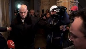 VIDEO: Kotleba odovzdával úrad poriadne divoko. Zasahovala aj polícia