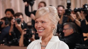 Bez mejkapu a s pleťou ako bábätko! Pamela Anderson zatienila na Glóbusoch aj mladšie krásky