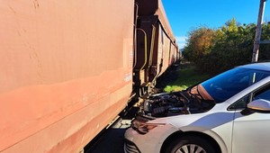 Na železničnom priecestí v Perneku sa zrazil vlak s osobným autom