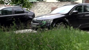 Nepáčilo sa mu ako majitelia áut parkujú. Upozornil ich na to poškodením áut