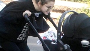 Dieťa s Justinom Bieberom? Selena Gomez s kočiarom!