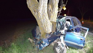 Dôchodca narazil autom do stromu. Záchranári mu už nemohli pomôcť