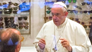 Pápež vyrazil do ulíc Ríma, potreboval nové okuliare