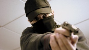 Lupiči s pokrikom polícia vtrhli do domu, vystrašili aj deti