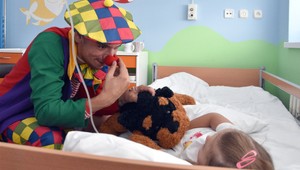 Nestojí nič, no dokáže veľa: Organizácie prinášajú smiech aj do nemocníc