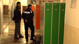 Návšteva polície na strednej škole skončila obvinením 15-ročného dievčaťa