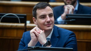 Poslanec PS mal dopravnú nehodu v Bratislave. Pri zrážke sa zranil motorkár