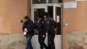 V hoteli si na meno poslanca rezervoval ubytovanie. Ten o ničom netušil