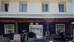 Rodičia týrali päť detí paralyzérom v izbe plnej výkalov. Všetko si nahrávali