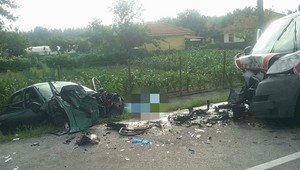 Pri Šali sa zrazila záchranka s autom. Jedna osoba na mieste zomrela, hlásia aj zranených