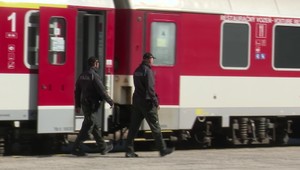 Hrôzostrašné momenty vo vlaku: Muž vytiahol vo vagóne pištoľ