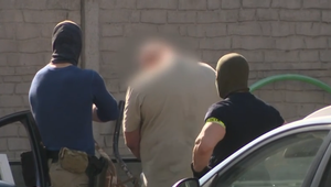 Zásah v plynových maskách odhalil drogy, zbrane a hotovosť