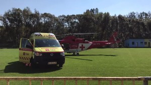 Vodič chcel cúvať, no zachytil dvojročného chlapca. Letel pre neho vrtuľník