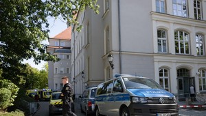 Polícia našla dve zastrelené osoby. Útočník je stále na úteku