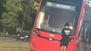 Muž sa viezol na kapote električky. Poznáte ho?