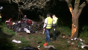 Smrteľná nehoda pri Stropkove. Po náraze auta do stromu zomreli dvaja ľudia